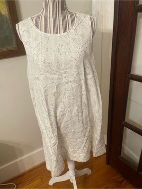 Cynthia Rowley White Linen Floral Sleeveless Dress Key hole Closure in back.